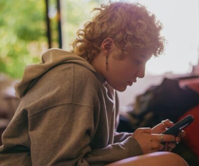 Uzależnienie od smartfona – jak rozpoznać u ucznia szkoły średniej?