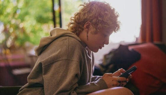 Uzależnienie od smartfona – jak rozpoznać u ucznia szkoły średniej?