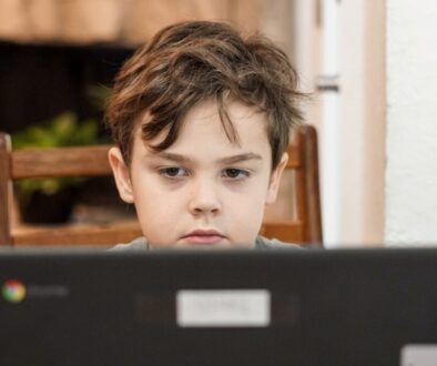 Zgłaszanie cyberprzemocy wobec dziecka w szkole i online
