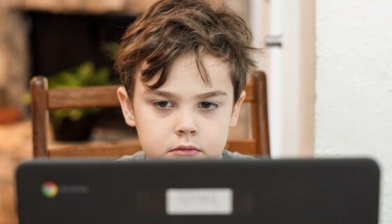 Zgłaszanie cyberprzemocy wobec dziecka w szkole i online